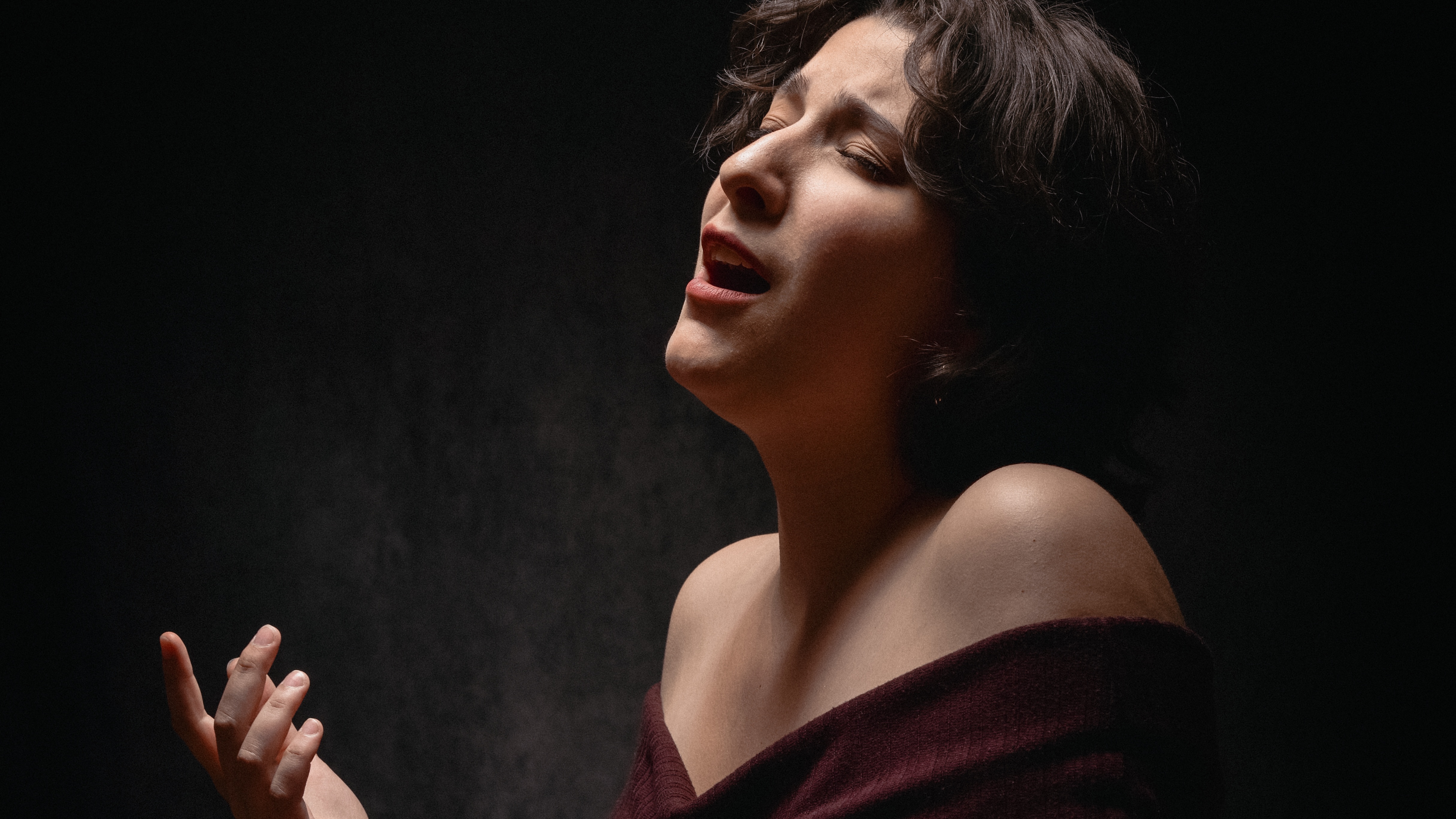 Iulia Sorlea performing